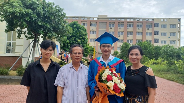 Tân bác sĩ thủ khoa Phân hiệu Thanh Hóa Y Hà Nội từng trượt đại học - Ảnh 2.