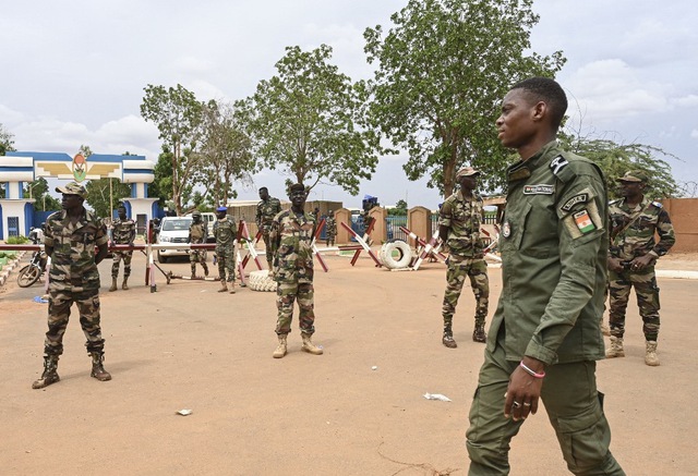 Tây Phi hoãn họp quân sự về khả năng đưa quân đến Niger, tổng thống gặp nguy - Ảnh 1.