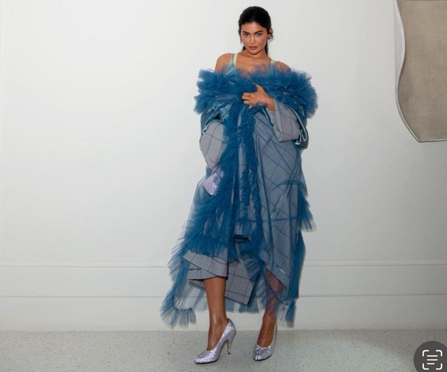 Thời trang dự tiệc nóng bỏng của nữ triệu phú Kylie Jenner - Ảnh 2.