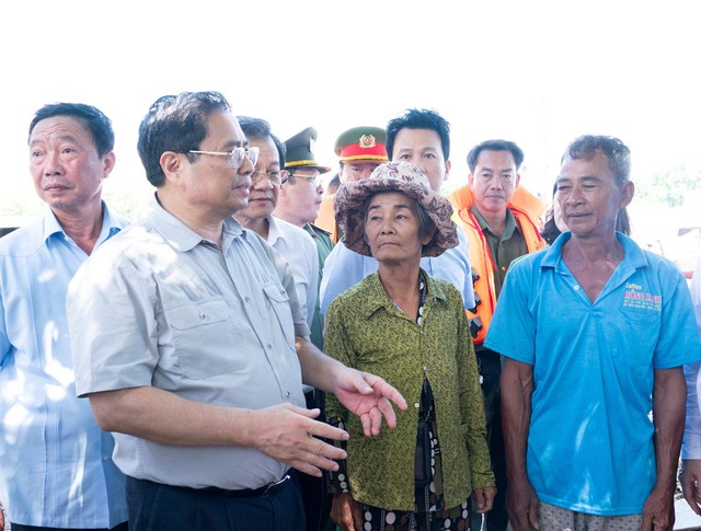Thủ tướng Phạm Minh Chính khảo sát sạt lở tại Kiên Giang, An Giang và Đồng Tháp - Ảnh 1.