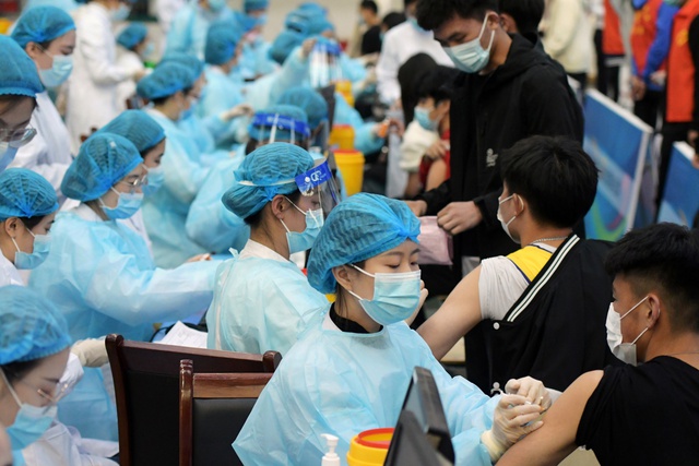 Trung Quốc bắt hàng loạt lãnh đạo bệnh viện bị nghi tham nhũng trong dịch Covid-19 - Ảnh 1.