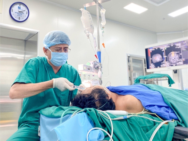 Bác sĩ Lưu Kính Khương gây tê cục bộ cho người bệnh trước ca mổ. Ảnh: Nguyễn Trăm