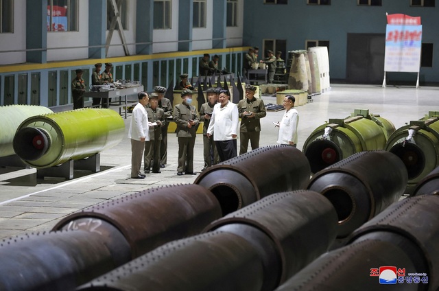 Ông Kim Jong-un chỉ đạo tăng mạnh năng lực sản xuất tên lửa - Ảnh 1.
