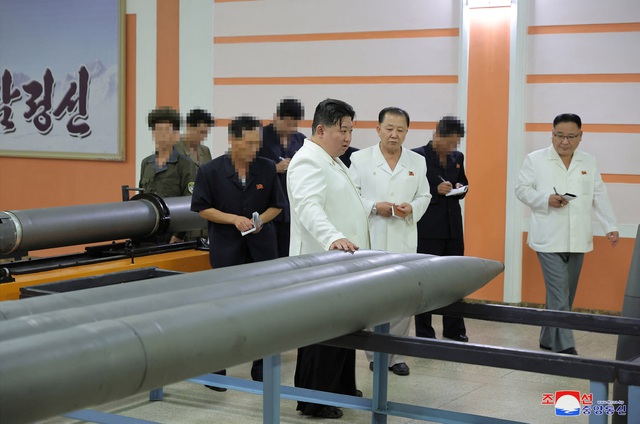 Ông Kim Jong-un chỉ đạo tăng mạnh năng lực sản xuất tên lửa - Ảnh 2.
