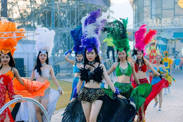 Chiêm ngưỡng màn diễu hành carnival mang đậm màu sắc tropical tại Let's Charm Fest