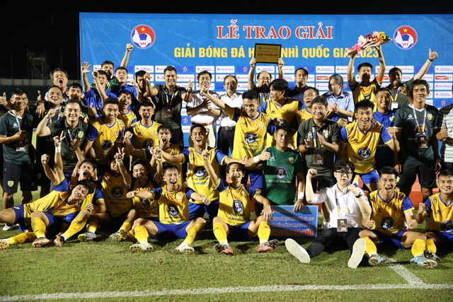 HLV Phan Thanh Bình: 'Đồng Tháp lên hạng nhất, tôi muốn đưa đội sớm lên chơi V-League' - Ảnh 5.