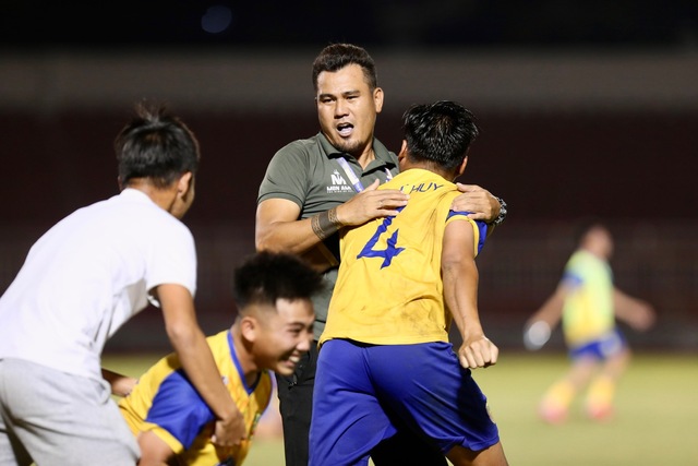 HLV Phan Thanh Bình: 'Đồng Tháp lên hạng nhất, tôi muốn đưa đội sớm lên chơi V-League' - Ảnh 7.