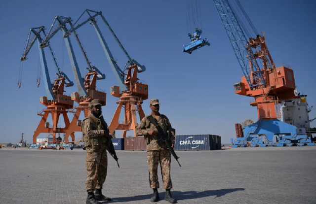 Đoàn xe chở công nhân Trung Quốc ở Pakistan bị trúng bom - Ảnh 1.