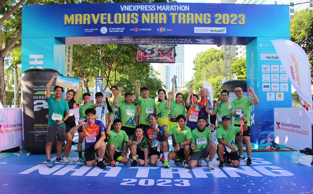 Chụp ảnh lưu niệm tại giải VnExpress Marathon Nha Trang năm 2023