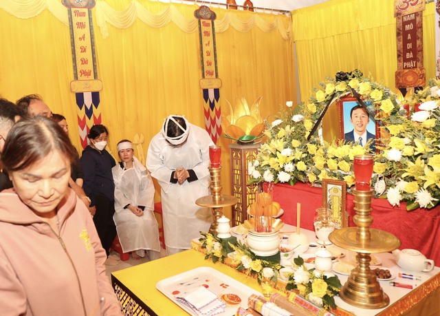 Vợ con bật khóc, HLV Graechen thẫn thờ trong tang lễ ông Dương Minh Ninh - Ảnh 2.