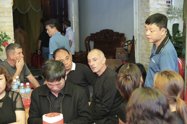 HLV Graechen bật khóc, Văn Thanh thẫn thờ trong tang lễ trợ lý Dương Minh Ninh - Ảnh 1.