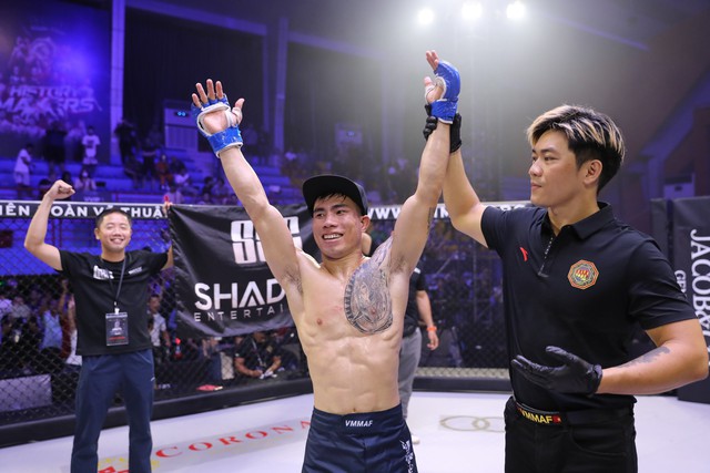 Nhà vô địch tán thủ châu Á thất bại trên sàn MMA - Ảnh 3.
