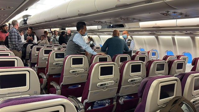 Hành khách gây rối khiến máy bay quay đầu về Sydney, 32 chuyến bay khác bị hủy - Ảnh 1.