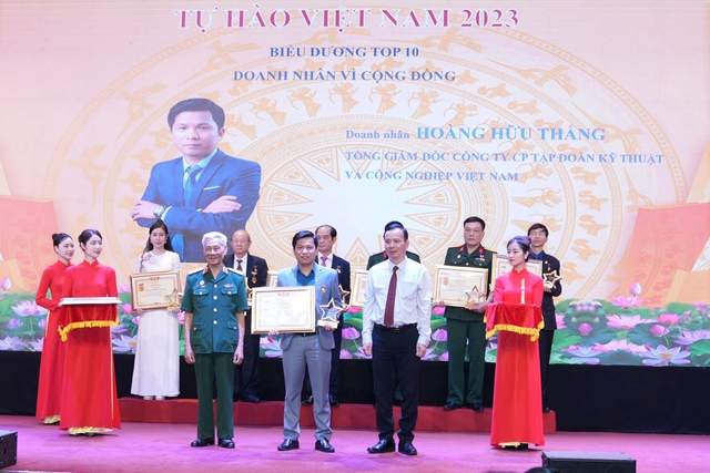 Doanh nhân Hoàng Hữu Thắng nhận bằng khen và Kỷ niệm chương trong Chương trình Tự hào Việt Nam biểu dương top 10 &quot;Doanh nhân vì cộng đồng&quot;