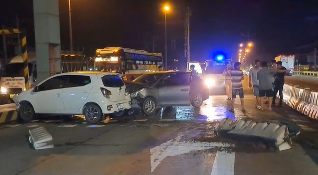 Sau tai nạn, phát hiện xe ô tô vận chuyển thuốc lá lậu - Ảnh 1. Sau tai nạn, phát hiện xe ô tô vận chuyển thuốc lá lậu - Ảnh 1.