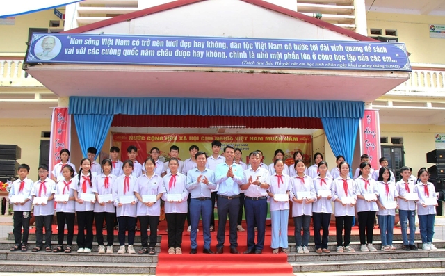 Doanh nhân Hoàng Hữu Thắng trao học bổng cho học sinh giỏi có hoàn cảnh khó khăn tại xã Đông Phú - Lục Nam - Bắc Giang