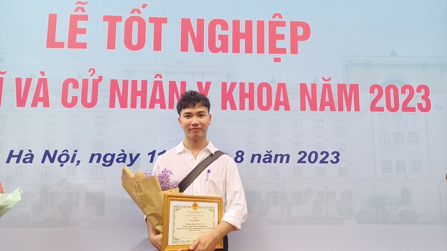 Thủ khoa cử nhân y khoa Trường ĐH Y Hà Nội với pha 'quay xe' thành công - Ảnh 2.