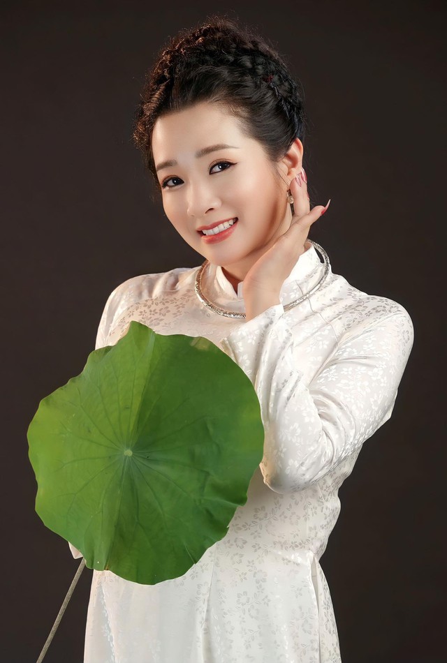 Hoài Lâm mang 'Hoa nở không màu' lên sân khấu Hà Nội   - Ảnh 2.