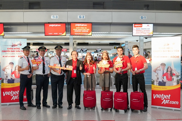 Phi hành đoàn Vietjet tại sân bay Tân Sơn Nhất sẵn sàng trước chuyến bay