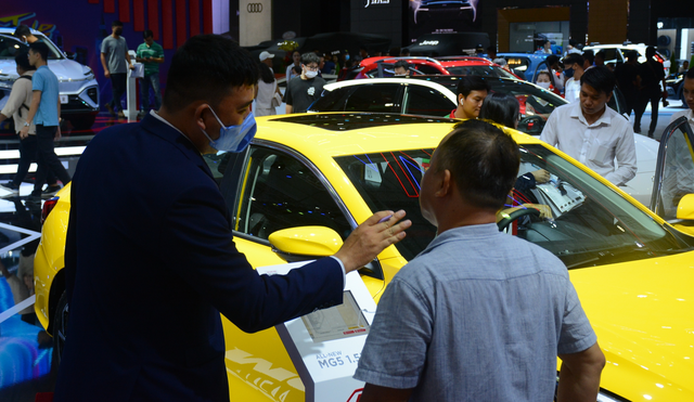 Người Việt giảm mua ô tô dù được hạ giá, hỗ trợ lệ phí trước bạ- Ảnh 2.