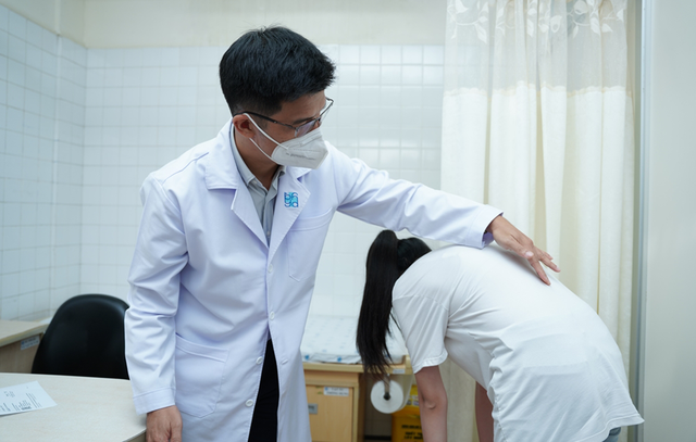 Bệnh viện Đại học Y Dược TPHCM triển khai phòng khám bệnh lý cột sống - Ảnh 2.
