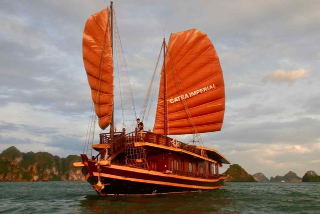 'Khai tử' những chiếc thuyền buồm gỗ cuối cùng trên vịnh Hạ Long - Ảnh 1.