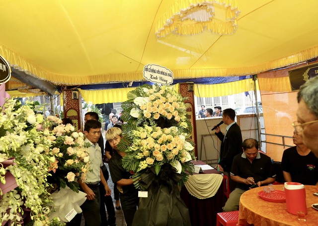 HLV Park Hang-seo gửi vòng hoa viếng trợ lý Dương Minh Ninh - Ảnh 8.