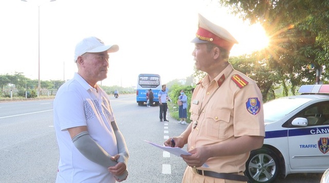 Tài xế không có giấy phép lái xe, ‘nhồi nhét’ quá 16 khách so với quy định - Ảnh 1.