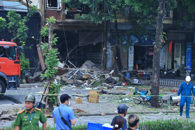 Hiện trường tan hoang sau vụ nổ trong nhà dân tại Hà Nội - Ảnh 3.