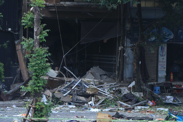Hiện trường tan hoang sau vụ nổ trong nhà dân tại Hà Nội - Ảnh 2.