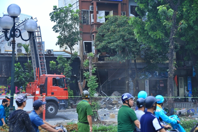 Hiện trường tan hoang sau vụ nổ trong nhà dân tại Hà Nội - Ảnh 6.