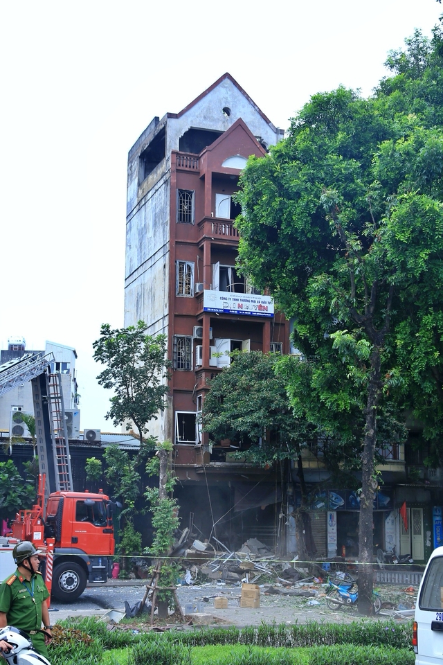 Hiện trường tan hoang sau vụ nổ trong nhà dân tại Hà Nội - Ảnh 7.