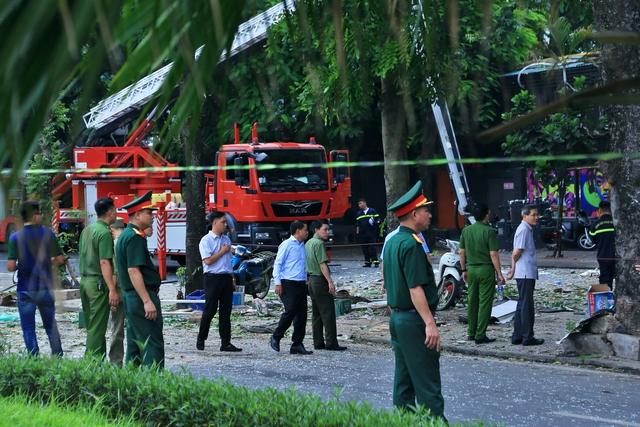 Hiện trường tan hoang sau vụ nổ trong nhà dân tại Hà Nội - Ảnh 4.