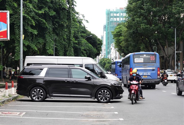 TP.HCM đề xuất miễn thu phí vỉa hè nhiều trường hợp - Ảnh 1.