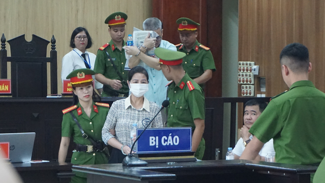Cựu giám đốc Sở GD-ĐT Thanh Hóa Phạm Thị Hằng nhận quà chúc Tết 200 triệu đồng - Ảnh 1.