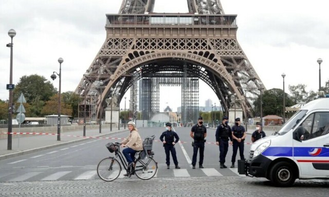 Hai du khách Mỹ say xỉn, qua đêm trên Tháp Eiffel của Pháp - Ảnh 1.