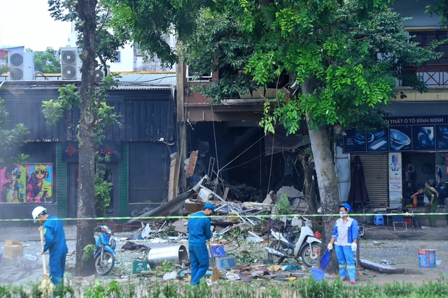 Hiện trường tan hoang sau vụ nổ trong nhà dân tại Hà Nội - Ảnh 5.