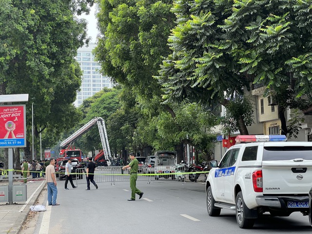 Hà Nội: Nhà dân bất ngờ phát nổ khiến người đi đường bị thương - Ảnh 2.
