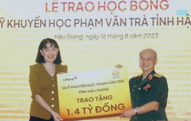 Hơn 1.800 học sinh nghèo ở Hậu Giang nhận học bổng Phạm Văn Trà - Ảnh 1.
