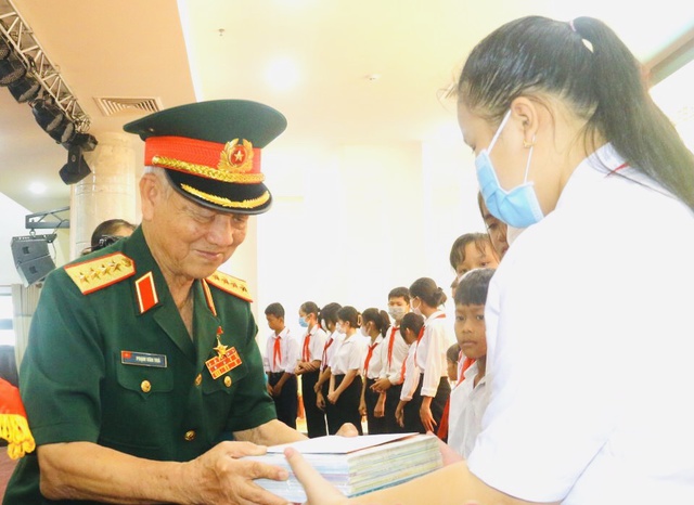 Hơn 1.800 học sinh nghèo ở Hậu Giang nhận học bổng Phạm Văn Trà - Ảnh 2.