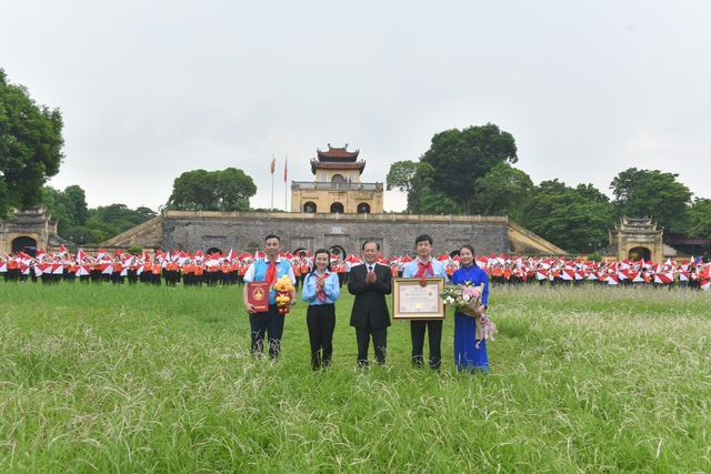 Màn đồng diễn của các chỉ huy Đội giỏi toàn quốc xác lập kỷ lục Việt Nam - Ảnh 2.