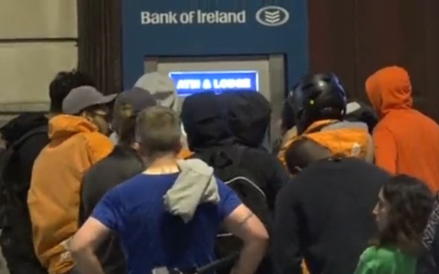 Đổ xô rút tiền ‘miễn phí’ từ ATM do Ngân hàng Ireland gặp sự cố kỹ thuật  - Ảnh 1.