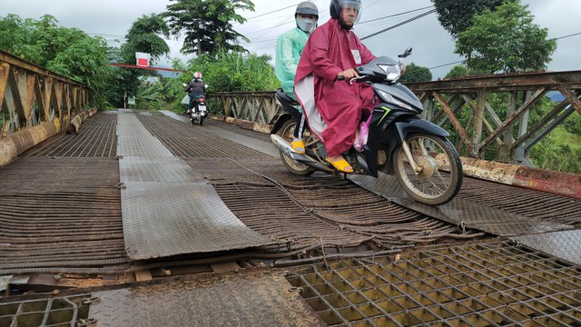 Lâm Đồng: Đề xuất xây mới cầu sắt xuống cấp tiềm ẩn hiểm họa mùa mưa lũ - Ảnh 2.