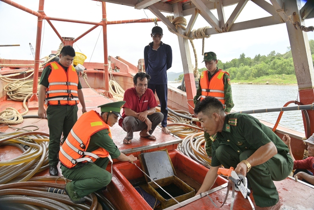 Bắt giữ tàu cá vận chuyển 80.000 lít dầu lậu trên vùng biển Phú Quốc - Ảnh 1.