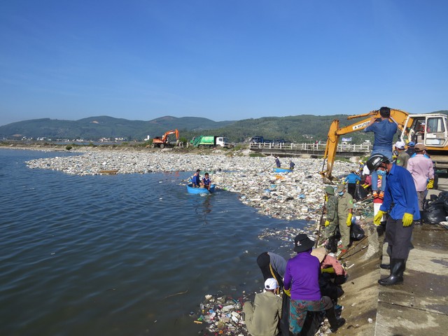 Quảng Ngãi: Huy động hàng trăm người thu gom rác ở đầm Nước Mặn Sa Huỳnh - Ảnh 1.