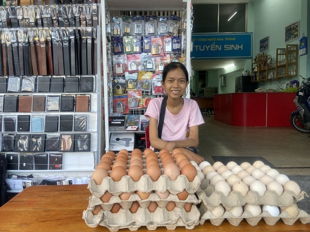 Nghị lực của cô gái mồ côi bán trứng kiếm tiền chạy thận  - Ảnh 1.