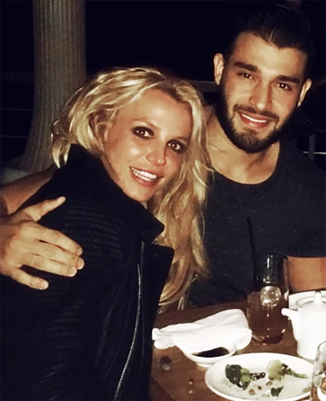 Britney Spears ly dị chồng trước khi ra mắt hồi ký - Ảnh 2.