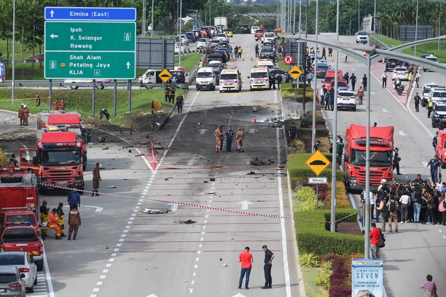Máy bay chở 8 người lao xuống phố ở Malaysia, 10 người chết - Ảnh 1.