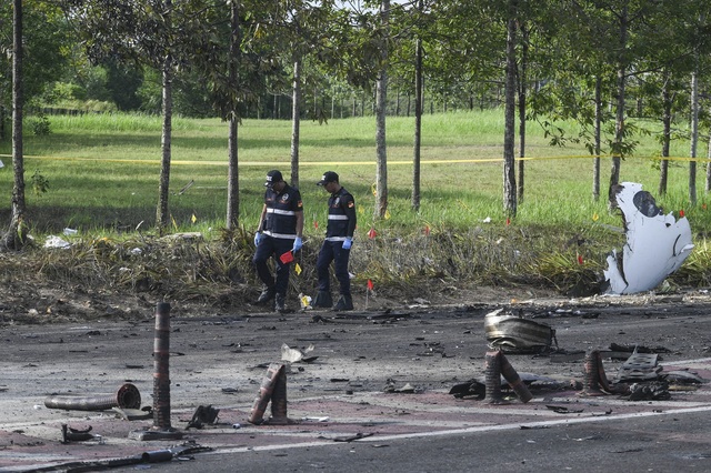 Máy bay chở 8 người lao xuống phố ở Malaysia, 10 người chết - Ảnh 2.