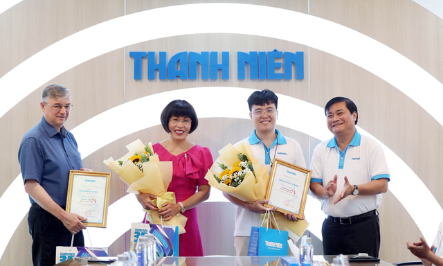 Trao học bổng Nguyễn Thái Bình: Vững tin mở cửa tương lai - Ảnh 1.